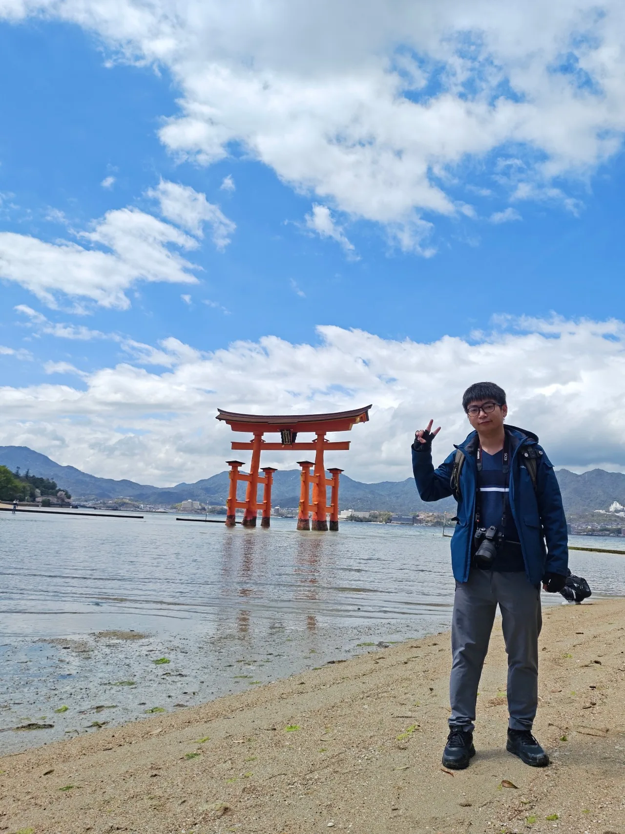 鍾明穎在宮島海上鳥居前留影